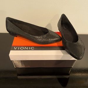 NWT Vionic Faux Snakeskin Flats